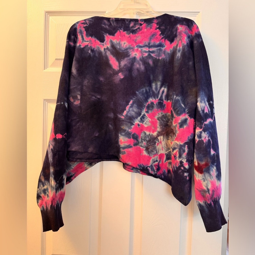 SOFT & COZY asymmetrical long sleeve tye-dye top. Size LARGE. - Picture 2 of 3
